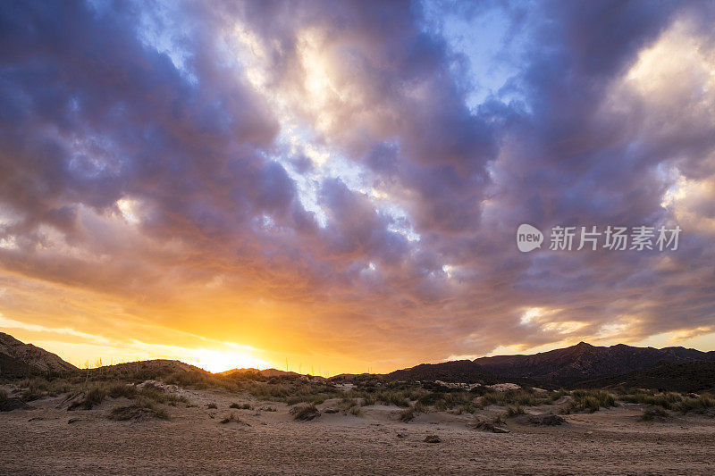 日落在Cabo de Gata-Níjar自然保护区-西班牙